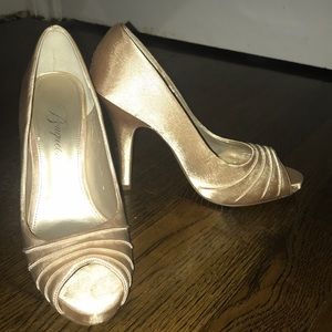 Gold heels/pumps